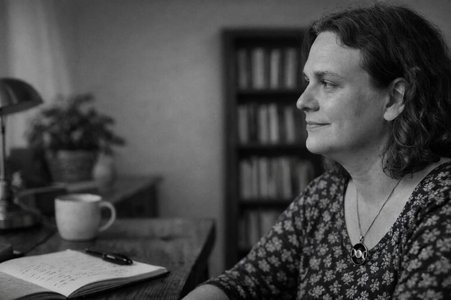 Schrijver aan het werk in rustige werkomgeving